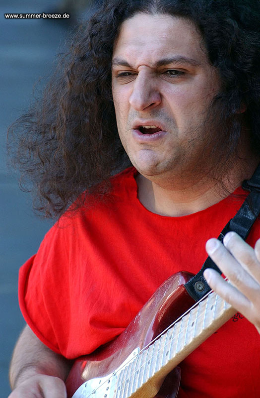 Bild eines Mitglieds der Band Defending The Faith beim Live-Auftritt.